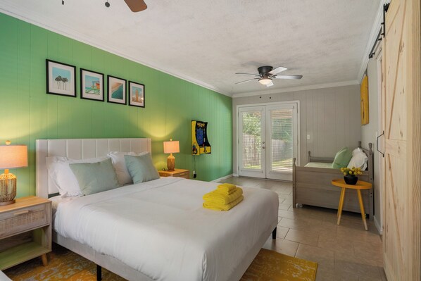 5 chambres, fer et planche à repasser, lit de bébé portatif