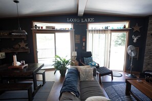 Smart TV y chimenea 