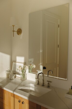 Regadera, secadora de cabello, toallas, jabón 