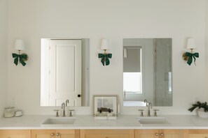 Douche, sèche-cheveux, serviettes fournies, savon