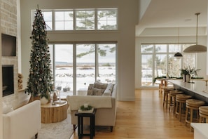 TV connectée, cheminée, livres, chaîne hi-fi