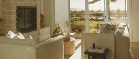 Smart TV, fireplace, books, stereo