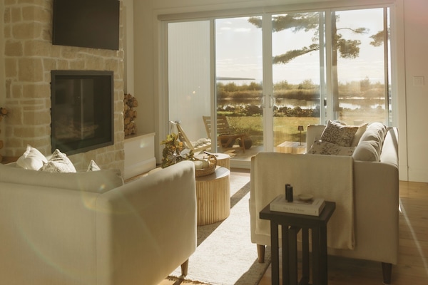 Smart TV, chimenea, libros, estéreo