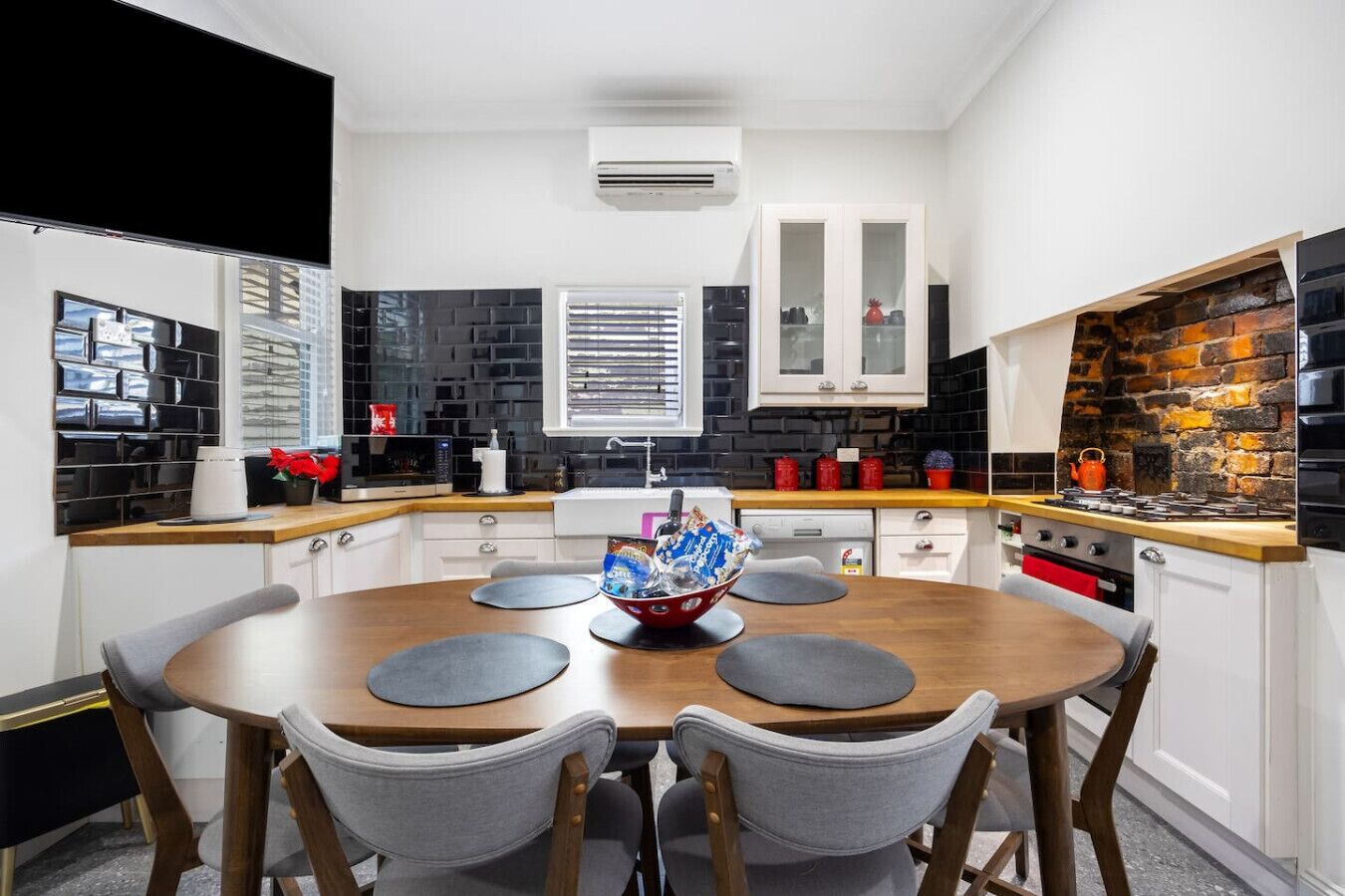 Fridge, microwave, stovetop, dishwasher