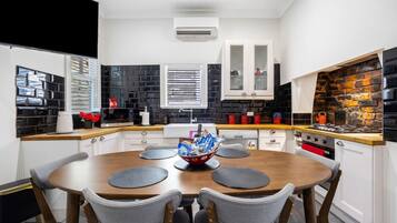 Kühlschrank, Mikrowelle, Herdplatte, Geschirrspüler