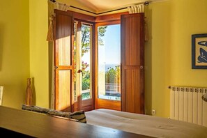 7 habitaciones, escritorio, tabla de planchar con plancha y wifi 