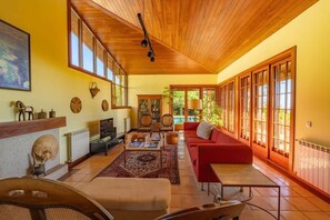 TV, fireplace, books - Spacious Farm w/ sea view & Pool - Near The Beach (Viana do Castelo)