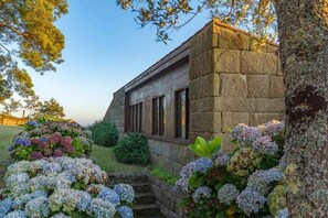 Property grounds - Spacious Farm w/ sea view & Pool - Near The Beach (Viana do Castelo)