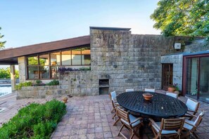 Outdoor dining - Spacious Farm w/ sea view & Pool - Near The Beach (Viana do Castelo)