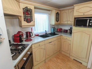 Cabin | Private kitchen | Fridge, microwave, oven, stovetop - 2br-garden-freeparking-charitydonation (Redruth)