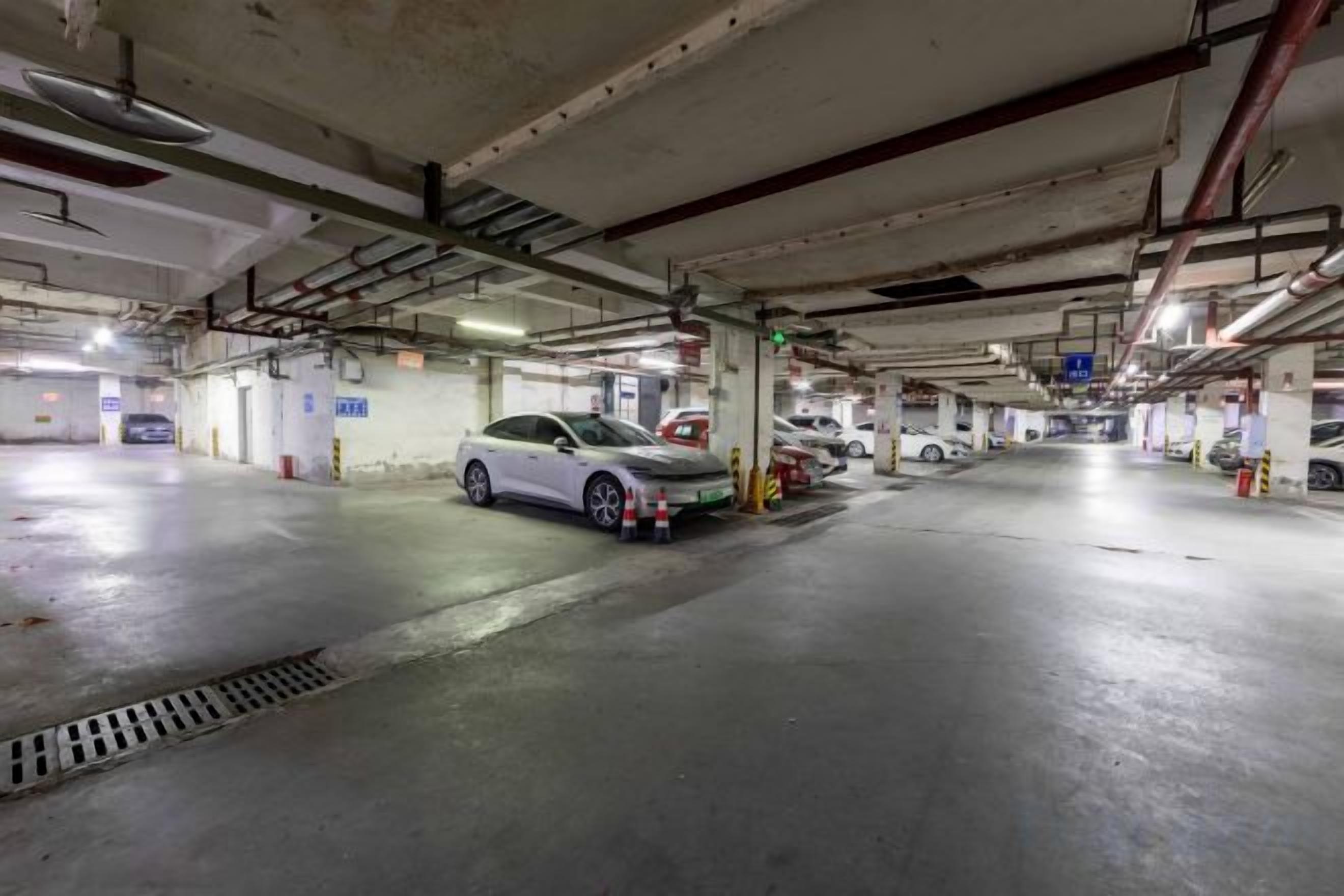 Eine mehrstöckige Parkgarage mit Autos auf verschiedenen Ebenen.