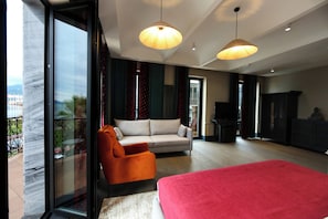 Chambre Junior double, balcon, vue sur la mer | Coffre-fort, bureau, fer et planche à repasser, accès au Wi-Fi (inclus)