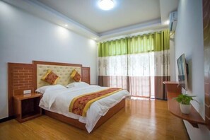 Una camera da letto con un letto in legno, un comodino, una pianta in vaso e una finestra con tende.