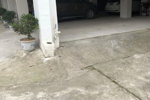 Free self parking - Haolaiju Inn (Zhangjiajie)