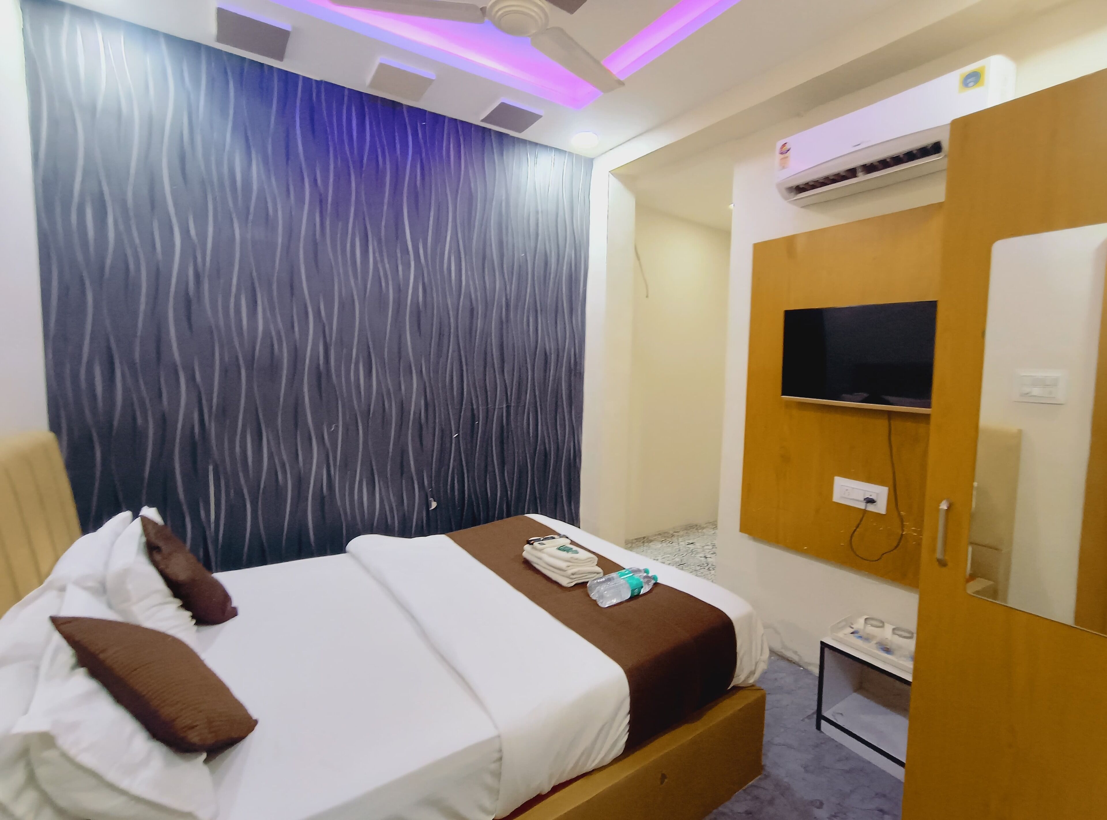 Free WiFi, bed sheets