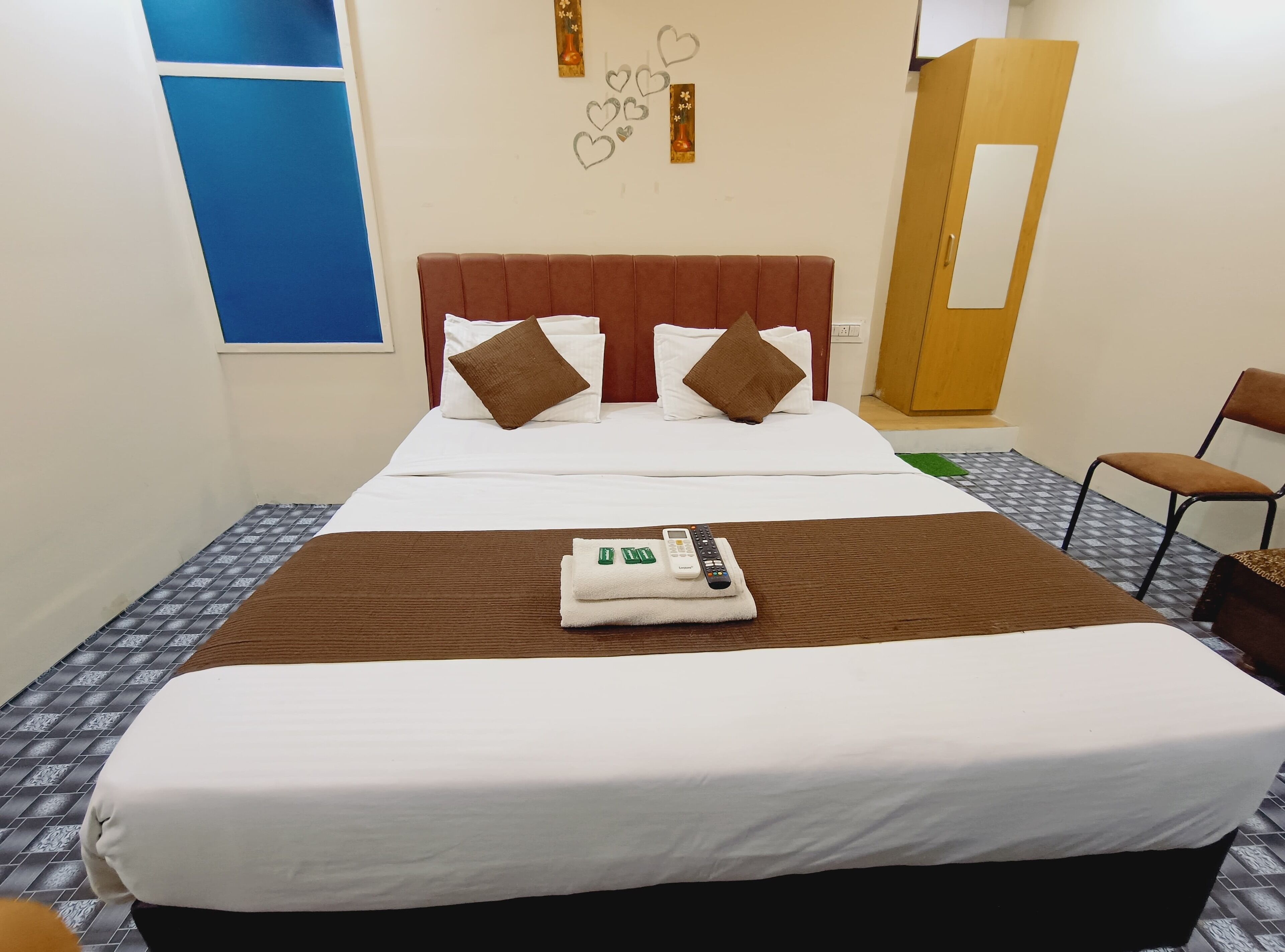 Free WiFi, bed sheets