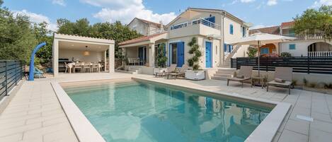 Een verwarmd zwembad