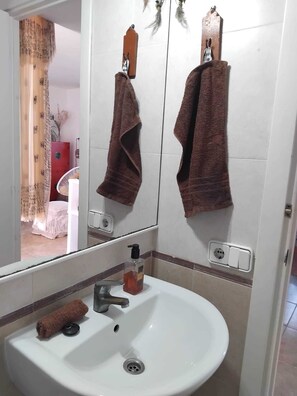 Een douche, een haardroger, handdoeken, zeep