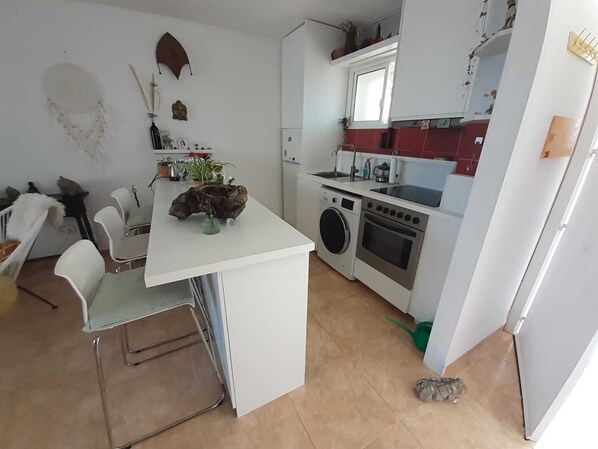 Een koelkast, een oven, een kookplaat, een koffiezetapparaat/waterkoker