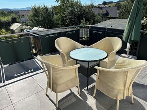 Outdoor dining - Bright 87 sqm with Rhön view & sun terrace, city bus & A7 connection (Fulda)