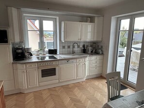 Fridge, microwave, oven, stovetop - Bright 87 sqm with Rhön view & sun terrace, city bus & A7 connection (Fulda)