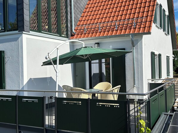 Outdoor dining - Bright 87 sqm with Rhön view & sun terrace, city bus & A7 connection (Fulda)