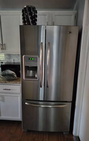 Jääkaappi, mikroaaltouuni, uuni, liesi