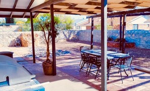 Outdoor dining - 3-bedroom home with AC refrigeration unit, WiFi, garage plus carport. (El Paso)