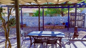 Outdoor dining - 3-bedroom home with AC refrigeration unit, WiFi, garage plus carport. (El Paso)