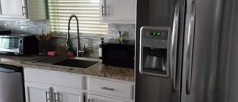 Coffee/tea maker, fridge, microwave, oven