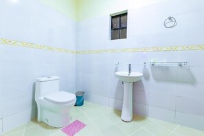 Shower, towels, soap, shampoo - Markson Hotel Kilimani (Nairobi)