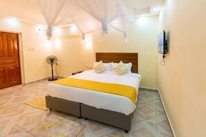 Kamar Double Standar | Meja kerja, ruang kerja ramah laptop, dan Wi-Fi gratis