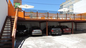 Eine Parkgarage mit mehreren parkenden Autos.