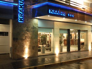 Un hotel con fachada de piedra y un cartel que dice "KRAKUS".