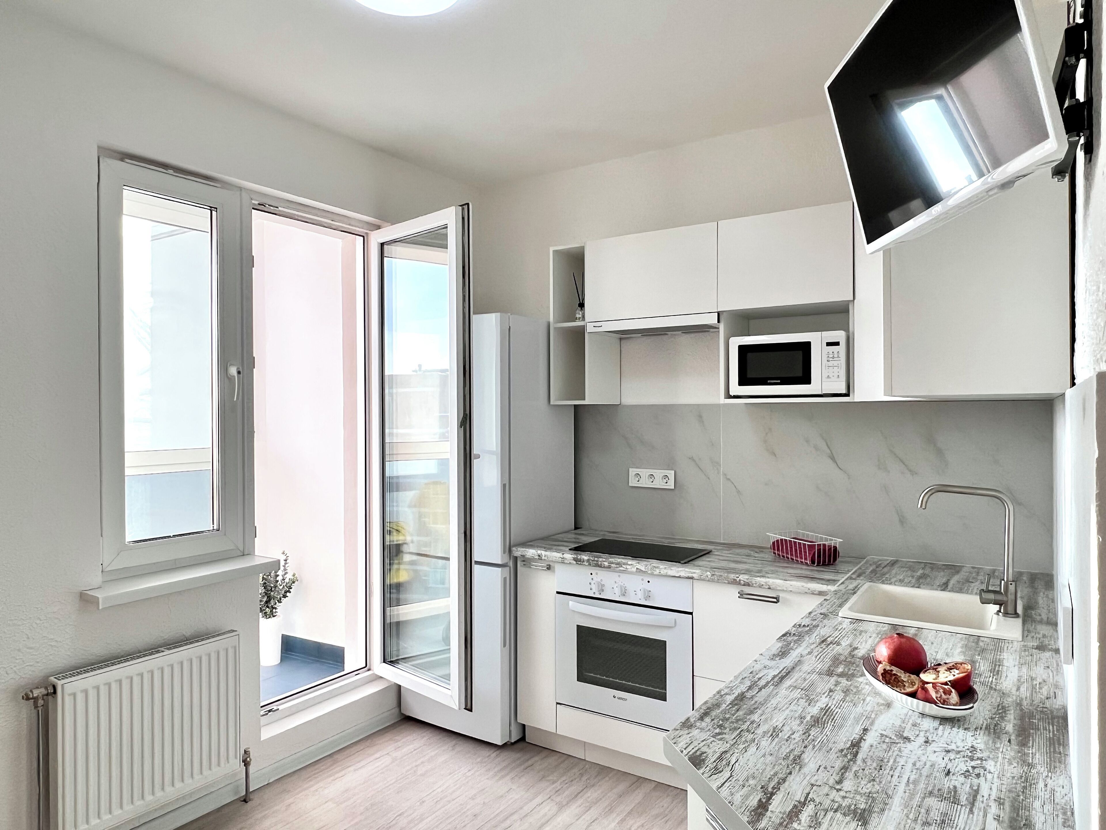 Full-size fridge, microwave, oven, stovetop