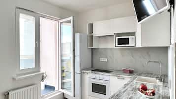 Full-size fridge, microwave, oven, stovetop