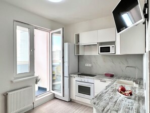 Täysikokoinen jääkaappi, mikroaaltouuni, uuni, liesi