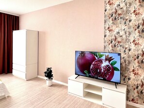 40-inch Smart TV with digital channels - Cozy studio in Art Nouveau style (Minsk)