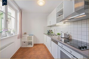 Køleskab, ovn, kogeplade, kaffe-/temaskine