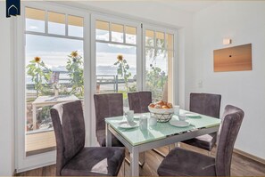 Dining - Modern vacation apartment with terrace & lake view - only 350 m to the lagoon (Kamminke)