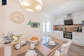 Dining - Modern vacation apartment by the lake with terrace and garden view on Usedom (Kamminke)