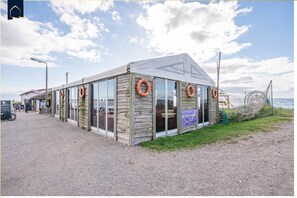 Exterior - Modern vacation apartment by the lake with terrace and garden view on Usedom (Kamminke)