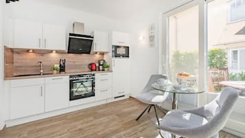 Frigorifero, microonde, forno, piano cottura