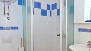 Apartment | Bathroom - 1 Bed - Sleeps 2 - Centre of Old Town w Wifi (Dubrovnik)