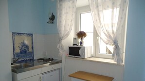 Apartamento | Cozinha privada | Geladeira, micro-ondas, cooktop, chaleira elétrica