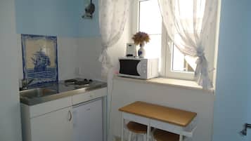 Apartamento | Cozinha privada | Geladeira, micro-ondas, cooktop, chaleira elétrica