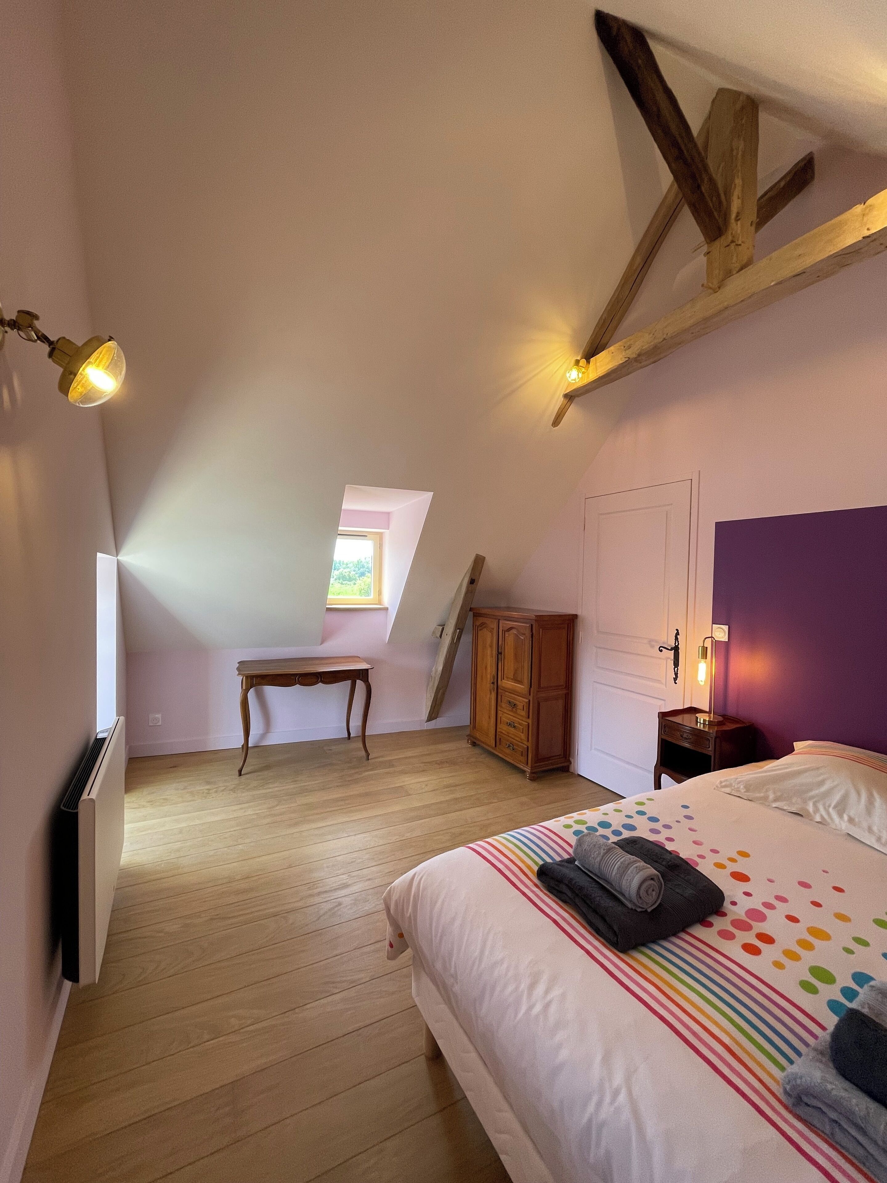 3 chambres, bureau, fer et planche à repasser, lit parapluie