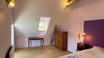 3 chambres, bureau, fer et planche à repasser, lit parapluie