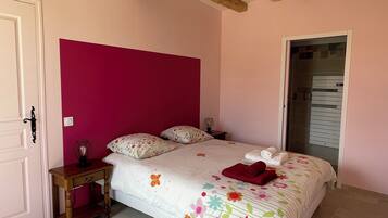 3 bedrooms, desk, iron/ironing board, travel crib