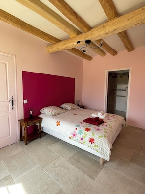 3 habitaciones, escritorio y tabla de planchar con plancha 